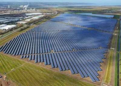 Imagen desde las alturas de una instalación de placas solares.