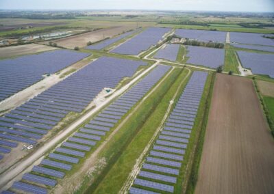 Imagen desde arriba de una instalación grande de placas solares