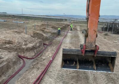 Imagen de una excavadora y dos operarios trabajando