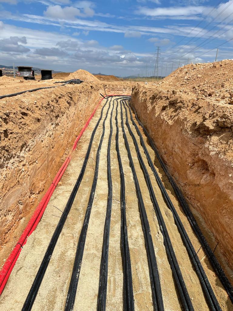 Imagen de una instalación de placas solares con el técnico